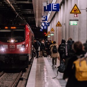 播放页面截图，深色背景视频区域，下方是选集列表清晰可见
